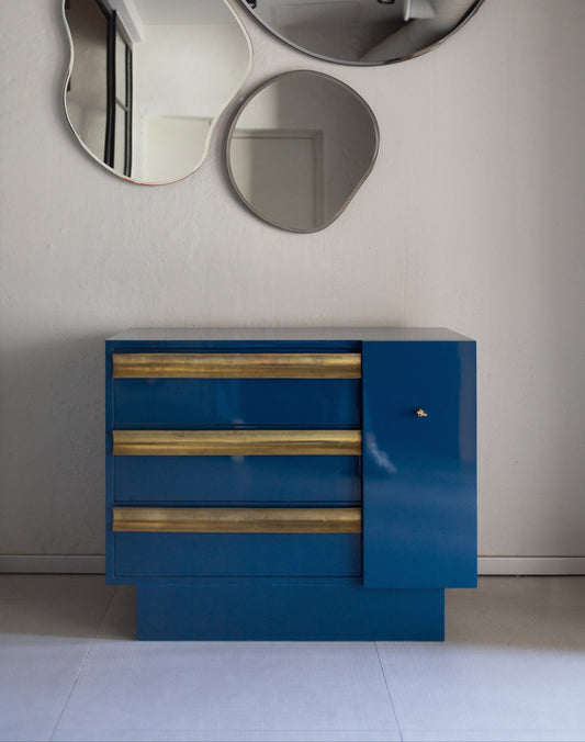 Vintage blå kommode med detaljer i messing: De fineste interiørene har en miks av gammelt og nytt – og derfor elsker vi å legge til vintagemøbler i innredningen hjemme! Ekstra gøy er det å legge til noen objekter som er helt, helt unike.