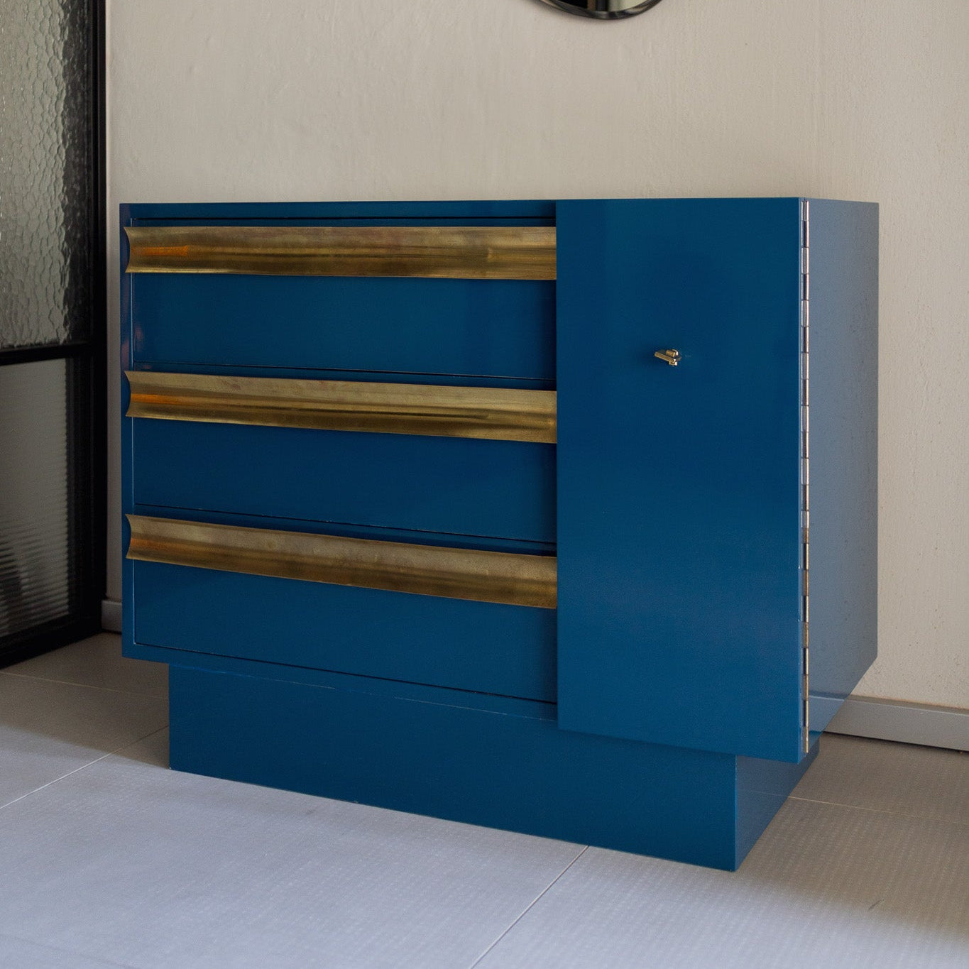 Vintage blå kommode med detaljer i messing fra Objektum Vintage