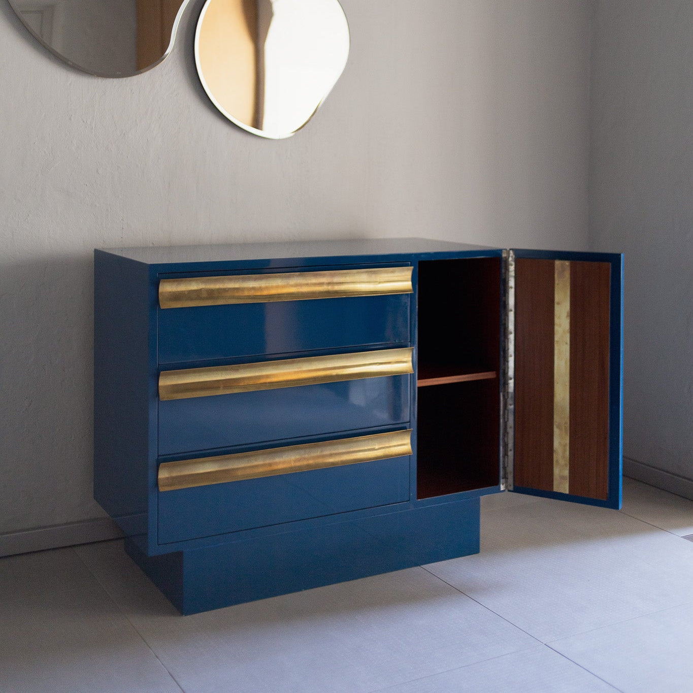 Vintage blå kommode med detaljer i messing fra Objektum Vintage