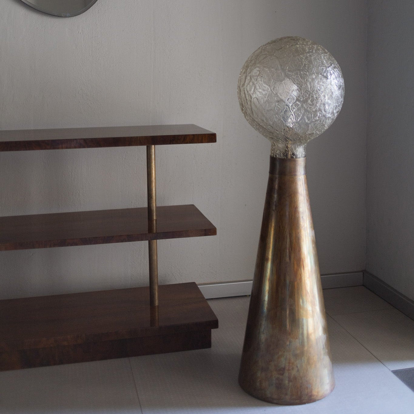 Vintage lampe i messing og glass: Gulvlampen passer inn i både moderne og mer klassiske innredninger og kan gjerne ta plass i samspill med andre vintagemøbler.