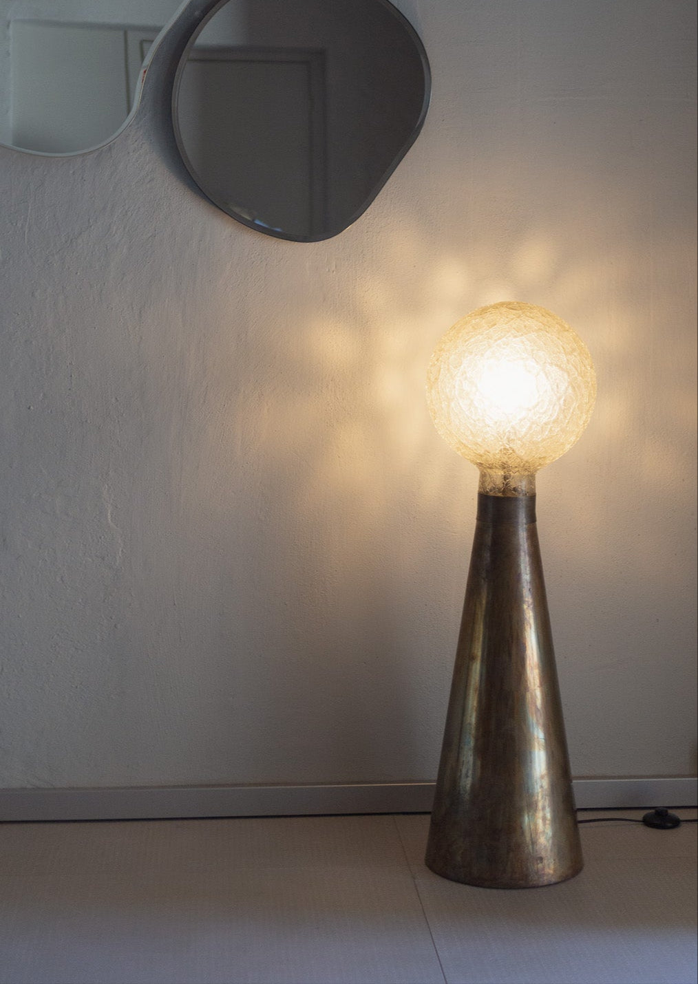 Vintage lampe i messing og glass fra Objektum Vintage