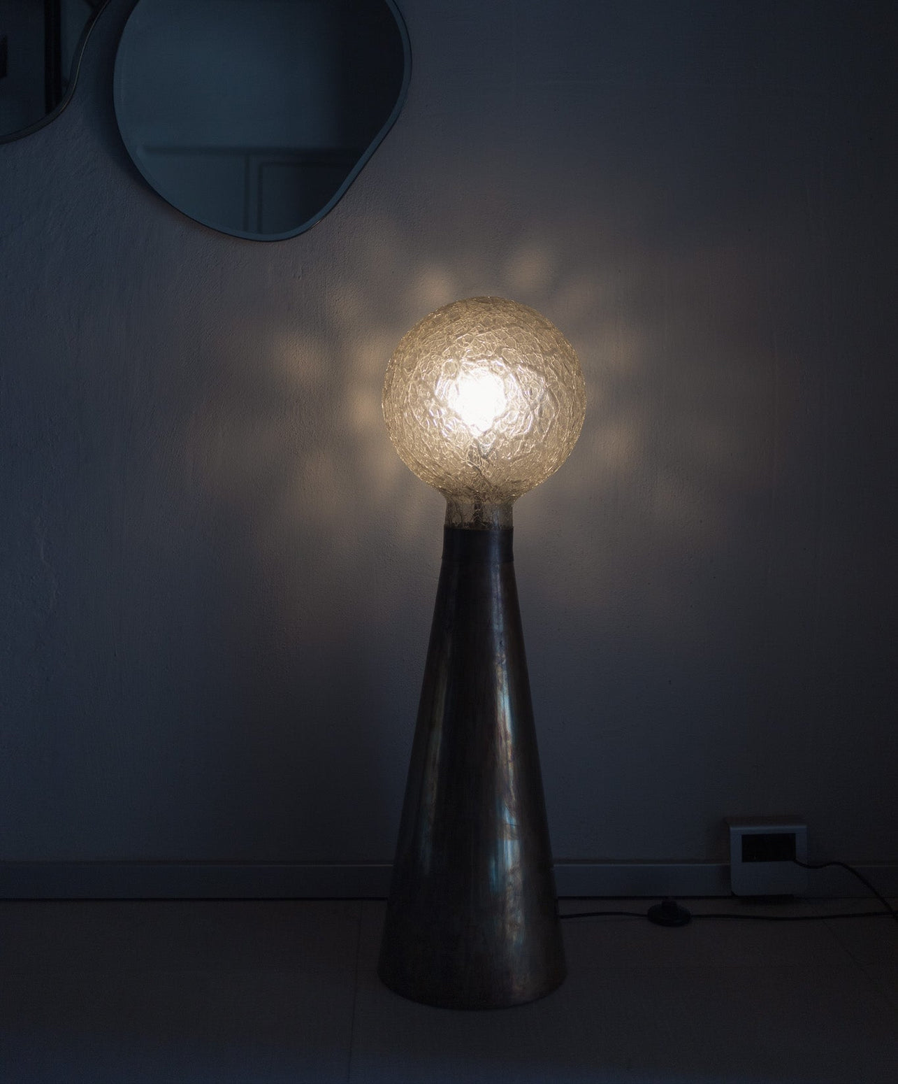 Vintage lampe i messing og glass: Er du ute etter en helt spesiell vintage lampe som sprer et behagelig, diffust lys og tilfører et elegant preg til omgivelsene? Da kan denne skulpturelle gulvlampen i messing og glass være akkurat det du ser etter.
