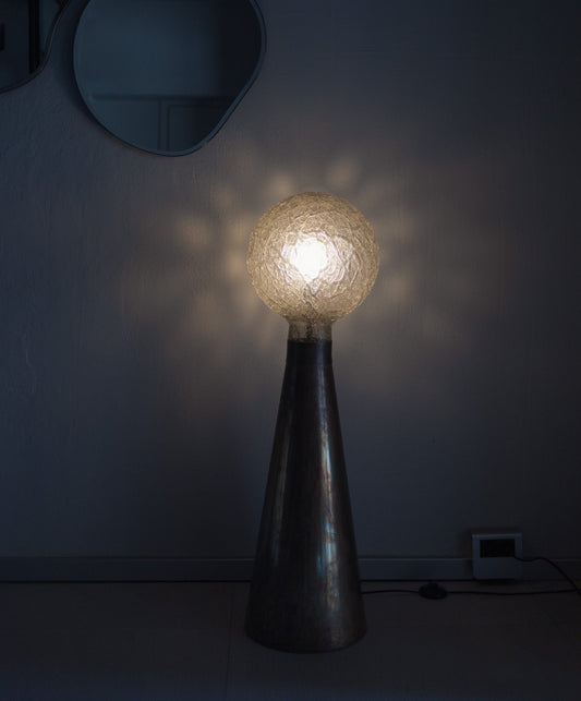 Vintage lampe i messing og glass: Er du ute etter en helt spesiell vintage lampe som sprer et behagelig, diffust lys og tilfører et elegant preg til omgivelsene? Da kan denne skulpturelle gulvlampen i messing og glass være akkurat det du ser etter.