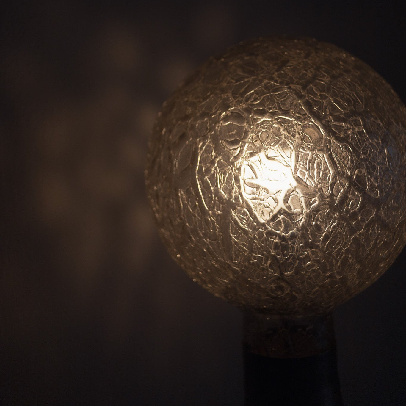 Vintage lampe i messing og glass fra Objektum Vintage med vakre detaljer