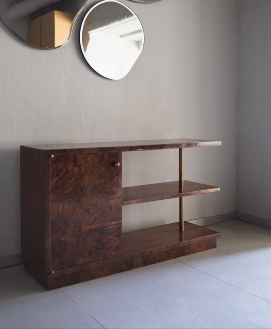 Vintage skjenk: Denne fantastisk fine vintageskjenken i valnøttrotfiner, datert til 1930-tallet i Art Deco-stil,kombinerer en lukket oppbevaringsdel med åpne bokhyller.