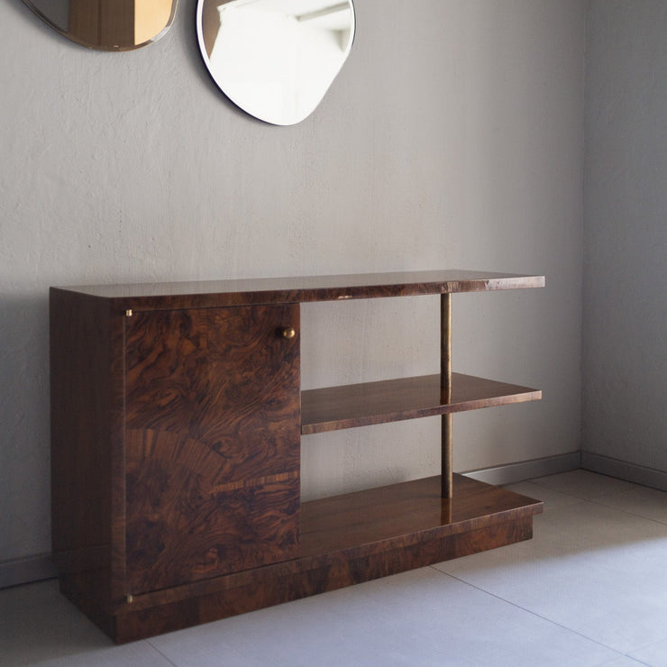 Vintage skjenk: Denne fantastisk fine vintageskjenken i valnøttrotfiner, datert til 1930-tallet i Art Deco-stil,kombinerer en lukket oppbevaringsdel med åpne bokhyller.