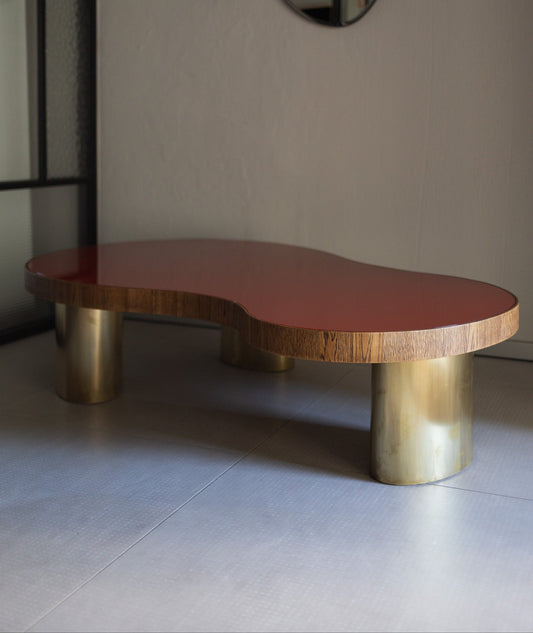 Vintage sofabord med rødt farget glass: Formen er inspirert av de kjente organisk formede sofabordene til den franske designeren Jean Royère, som var kjent for å blande modernistiske elementer med lekne proporsjoner, teksturer og farger.