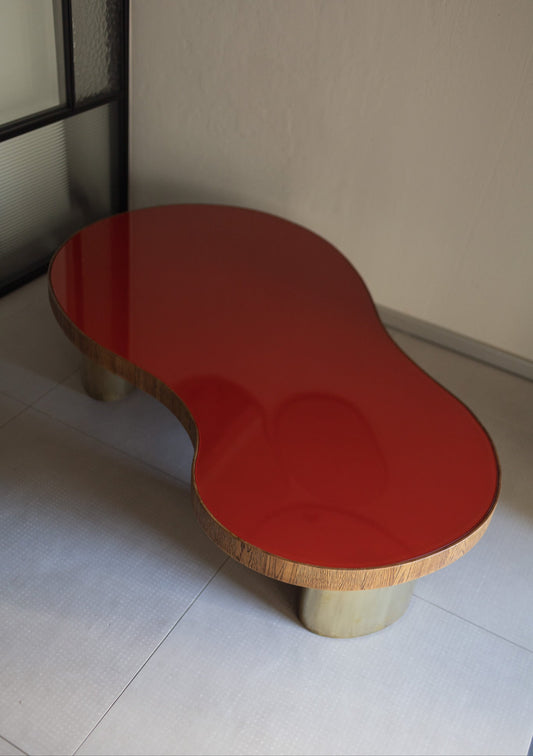 Vintage sofabord med rødt farget glass: De fineste interiørene har en miks av gammelt og nytt – og derfor elsker vi å legge til vintagemøbler i innredningen hjemme! Dette vintage sofabordet med nydelig farget rødt glass og base i tre og messing er fra 1970-tallet.