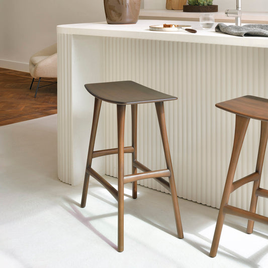 Barkrakk Osso Counter Stool (H67 cm) i brunlakkert teak/brown teak fra Ethnicraft.