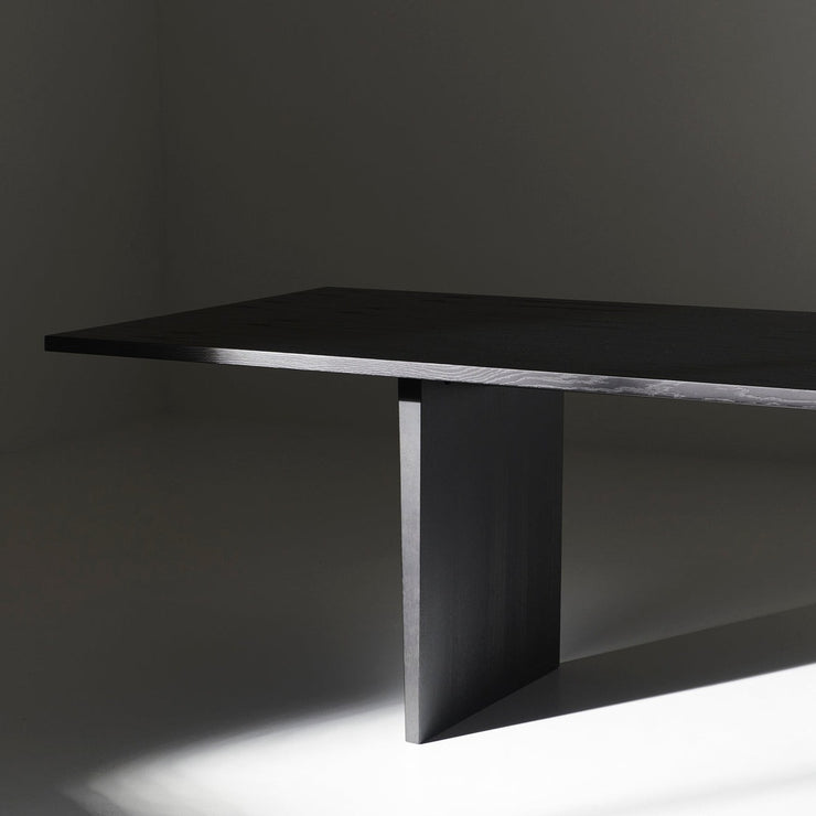Spisebordet Private Dining Table fra Gubi er designet av superduoen Space Copenhagen, som her har latt seg inspirere av tradisjonelt japansk møbelhåndverk. Det er et elegant og raffinert spisebord med bordplate i finert tre der de renskårne bena er festet til bordplaten via en tverrbjelke i heltre – en superfin sammenføyningsteknikk som er karakteristisk for japansk møbeldesign