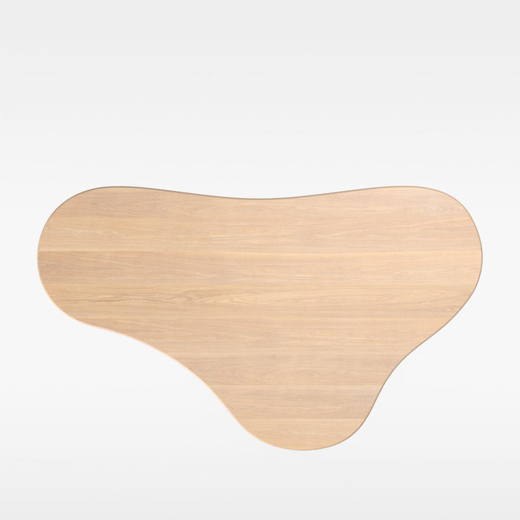 Sofabord Puddle Table fra Massproductions i heltre naturfarget eik. 