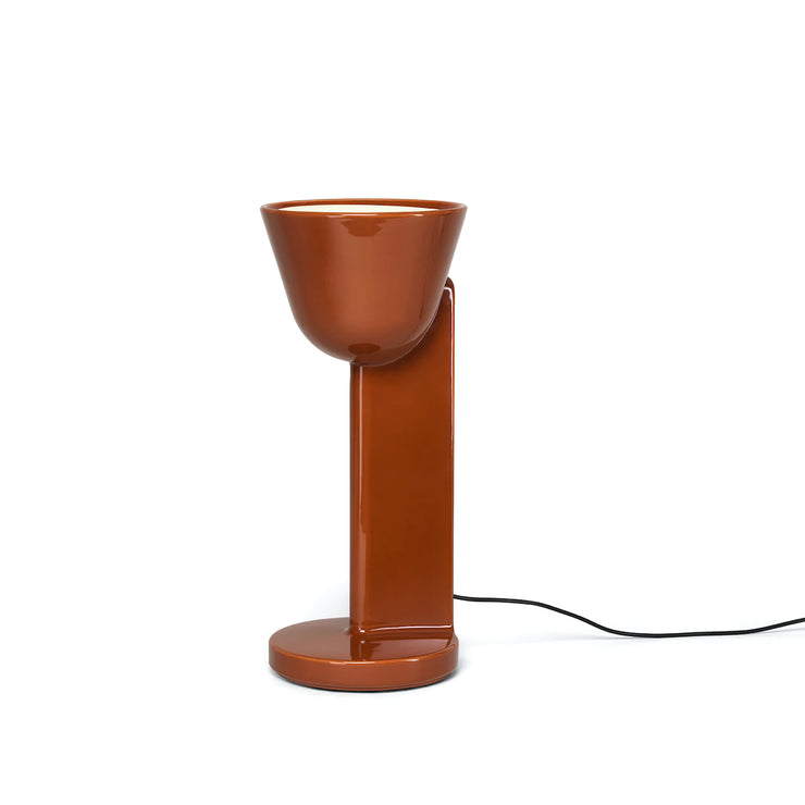 Bordlampen Céramique Up i fargen Rust Red. Denne kan plasseres der du har behov for mer indirekte omgivelsesbelysning.