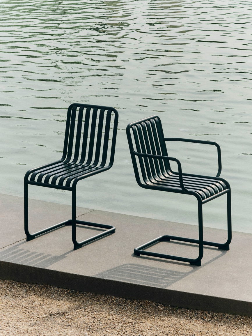 Spisestol Palissade Cantilever Chair og Cantilever Armchair fra Hay i fargen Anthracite / svart