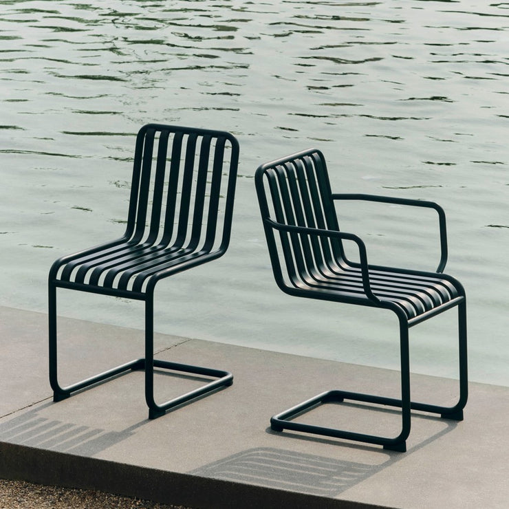 Spisestol Palissade Cantilever Chair og Cantilever Armchair fra Hay i fargen Anthracite / svart