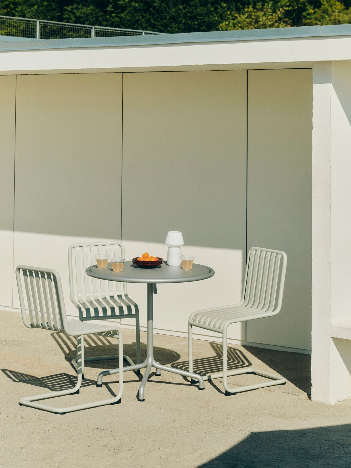 Spisestol Palissade Cantilever Chair fra Hay i fargen Cream White / kremhvit