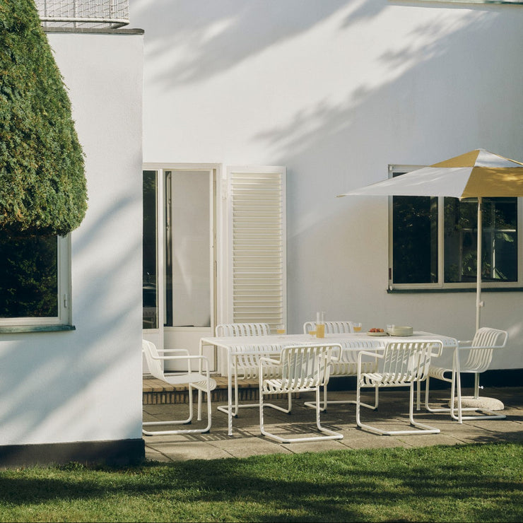 Parsollene Terrazza Parasol står også så fint til utemøblene Palissade fra Hay.