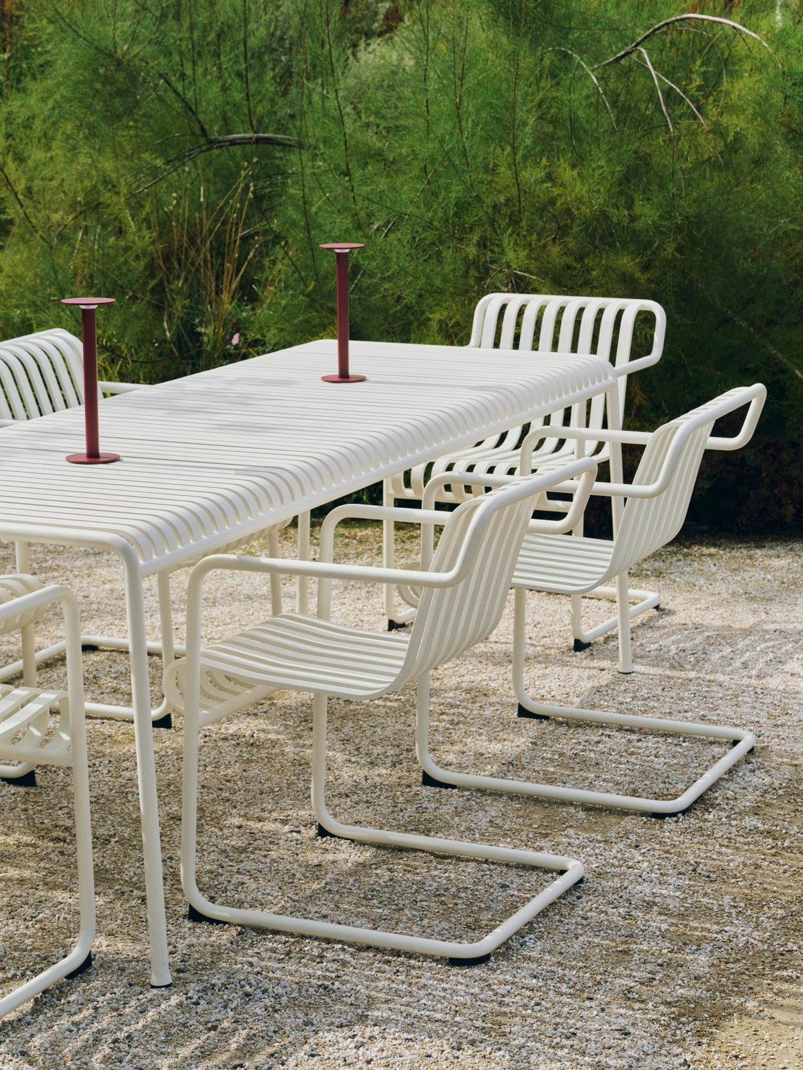 Spisestol Palissade Cantilever Dining Armchair (ekstra bred med armlene) fra Hay i fargen Cream White / kremhvit