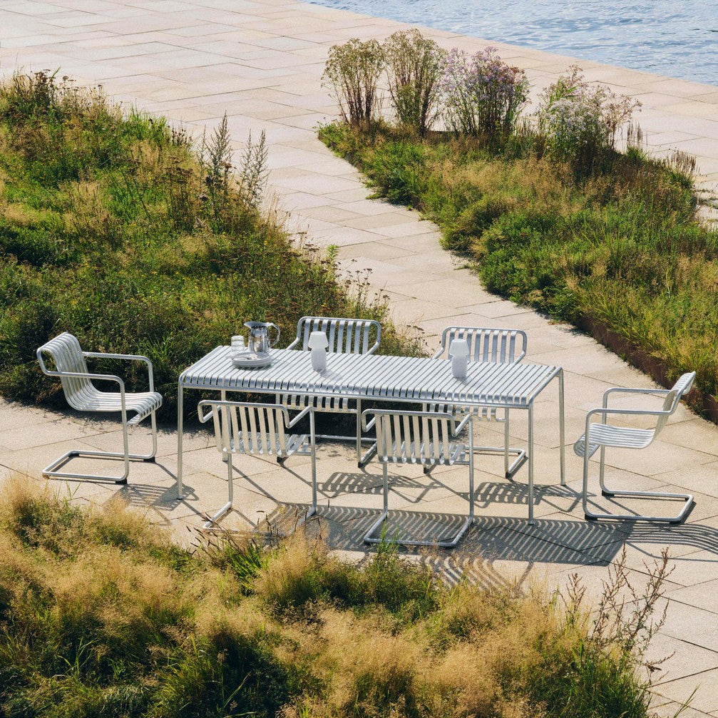 Spisestol Palissade Cantilever Dining Armchair (ekstra bred med armlene) fra Hay i galvanisert stål