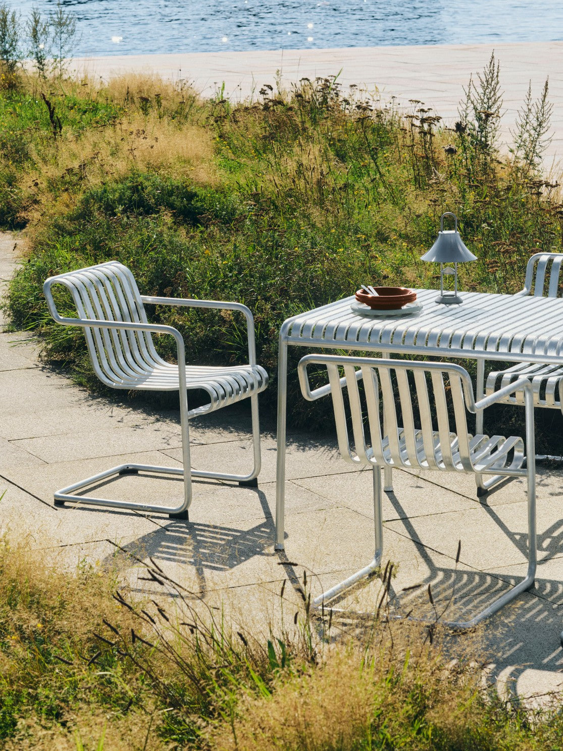 Spisestol Palissade Cantilever Dining Armchair (ekstra bred med armlene) fra Hay i galvanisert stål