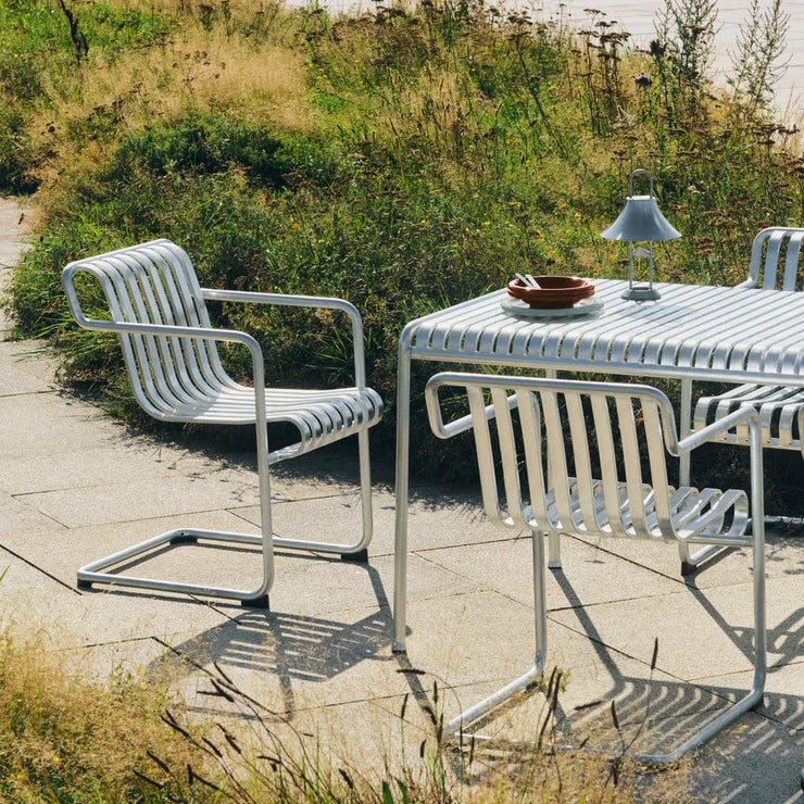 Spisestol Palissade Cantilever Dining Armchair (ekstra bred med armlene) fra Hay i galvanisert stål