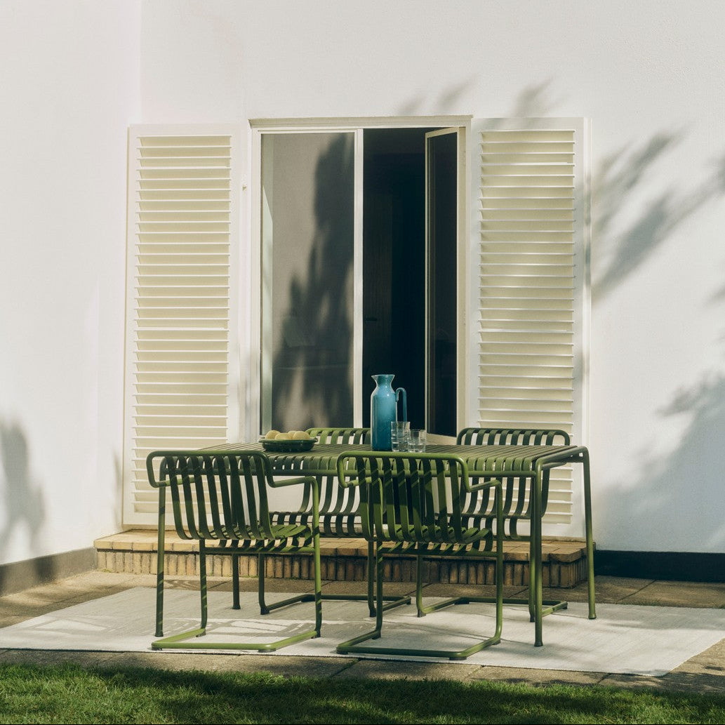 Spisestol Palissade Cantilever Dining Armchair (ekstra bred med armlene) fra Hay i fargen Olive / grønn