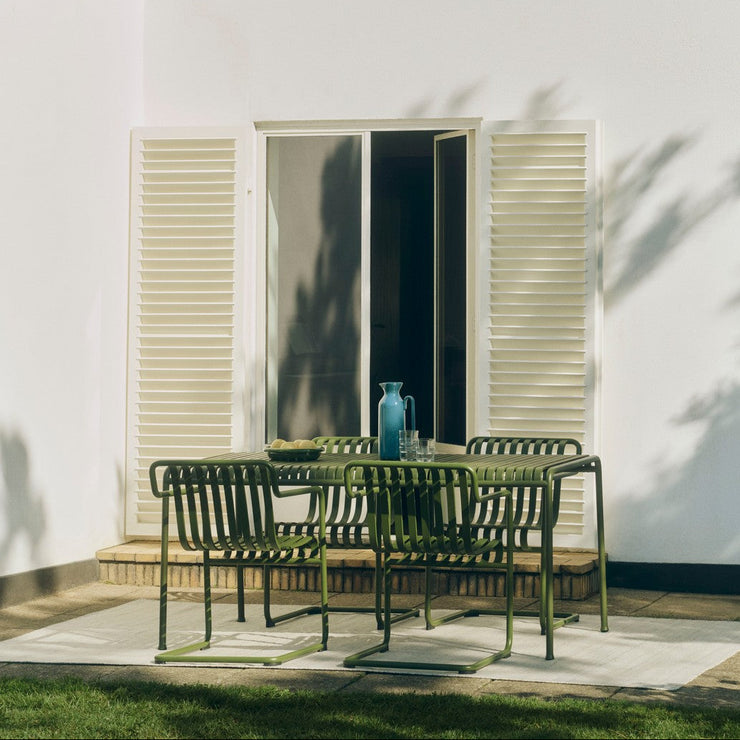 Spisestol Palissade Cantilever Dining Armchair (ekstra bred med armlene) fra Hay i fargen Olive / grønn