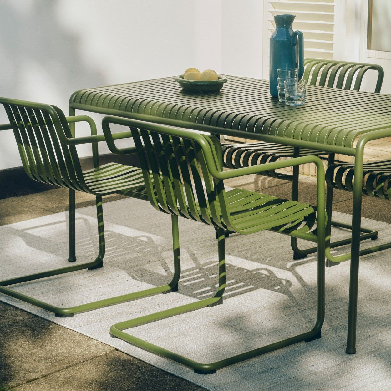Spisestol Palissade Cantilever Dining Armchair (ekstra bred med armlene) fra Hay i fargen Olive / grønn
