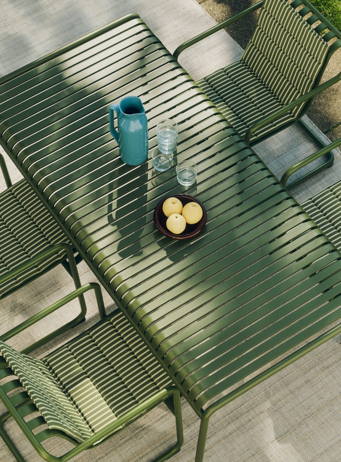 Spisestol Palissade Cantilever Dining Armchair (ekstra bred med armlene) fra Hay i fargen Olive / grønn