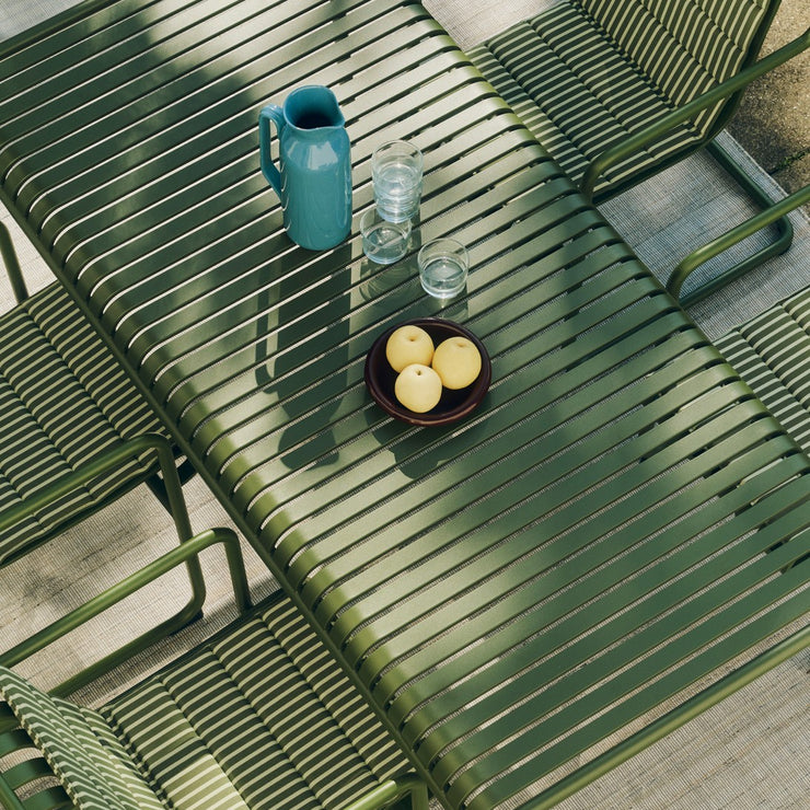 Spisestol Palissade Cantilever Dining Armchair (ekstra bred med armlene) fra Hay i fargen Olive / grønn