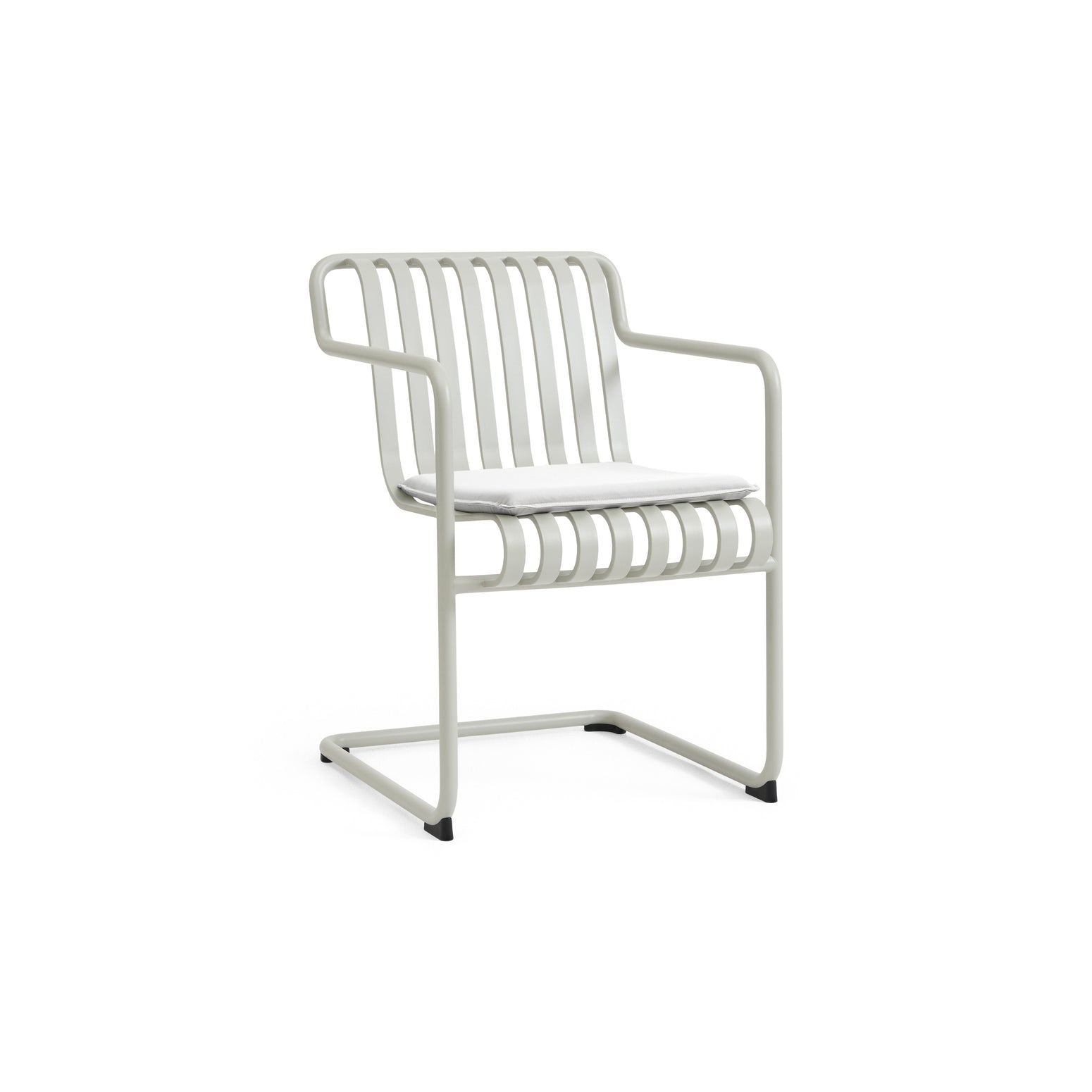 Spisestol Palissade Cantilever Dining Armchair (ekstra bred med armlene) fra Hay i fargen Sky Grey / grå
