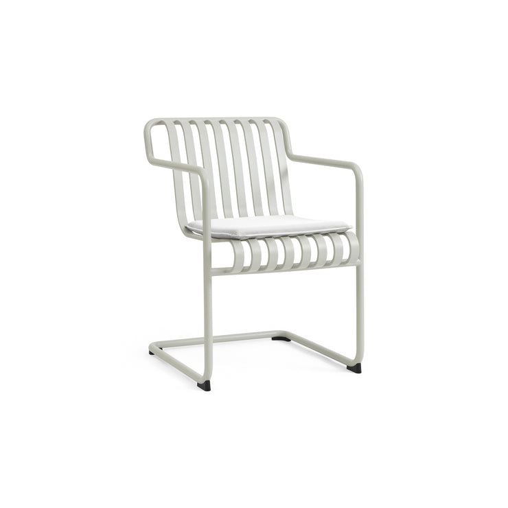 Spisestol Palissade Cantilever Dining Armchair (ekstra bred med armlene) fra Hay i fargen Sky Grey / grå