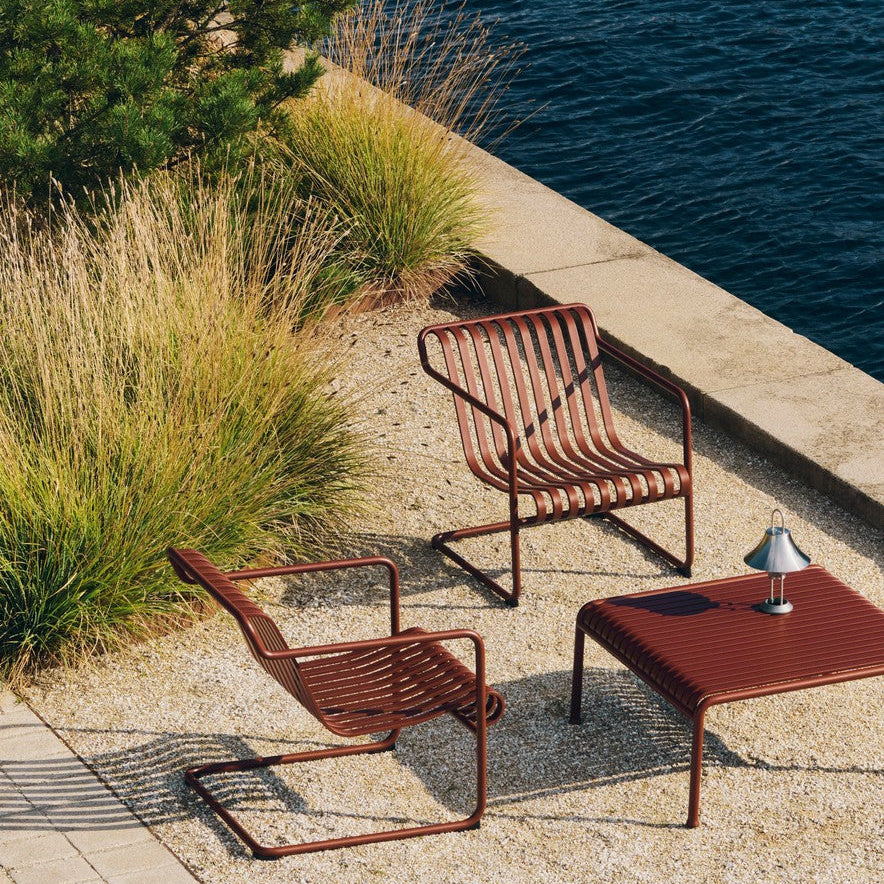 Loungestolene Palissade Cantilever Lounge Chair Low fra Hay i fargen Iron Red / rustrød