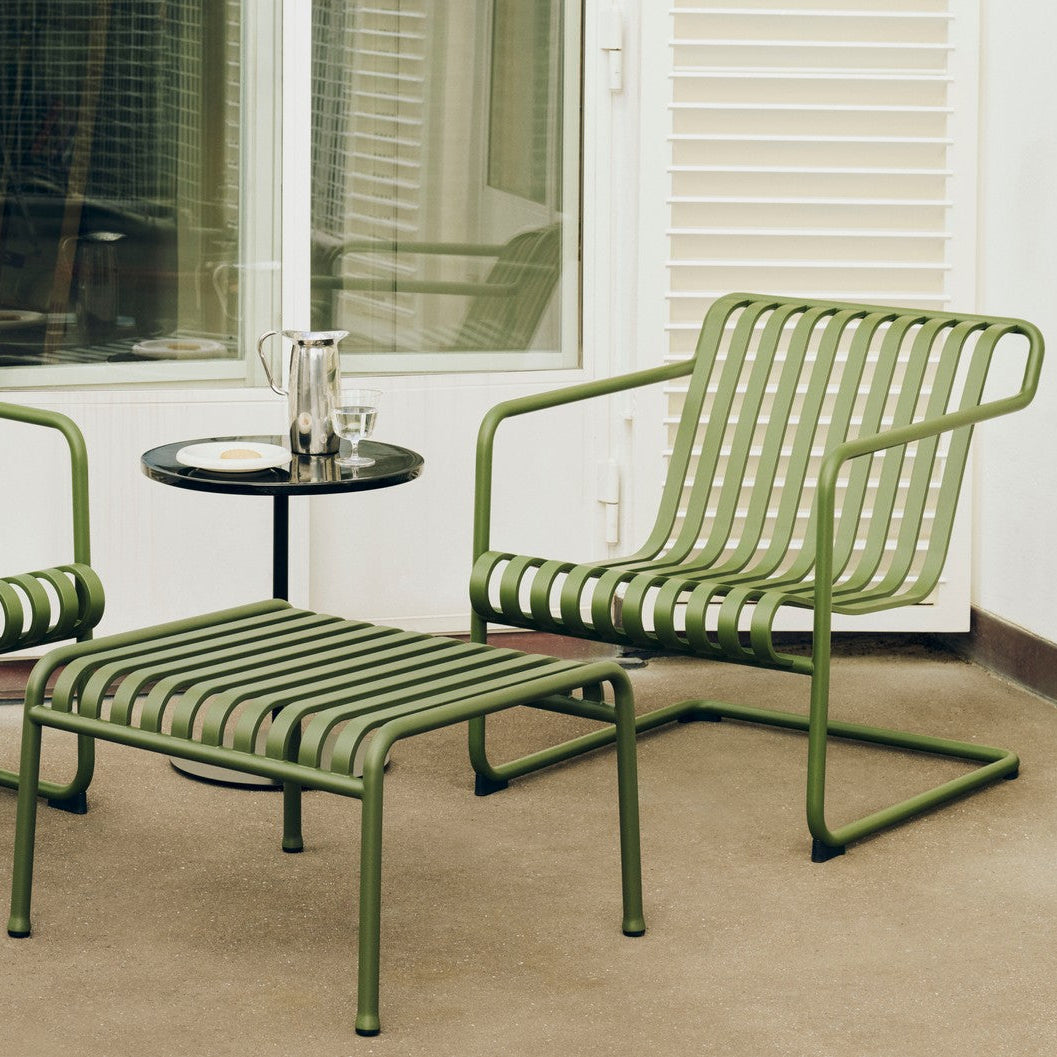 Loungestolen Palissade Cantilever Lounge Chair Low fra Hay i fargen Olive / grønn
