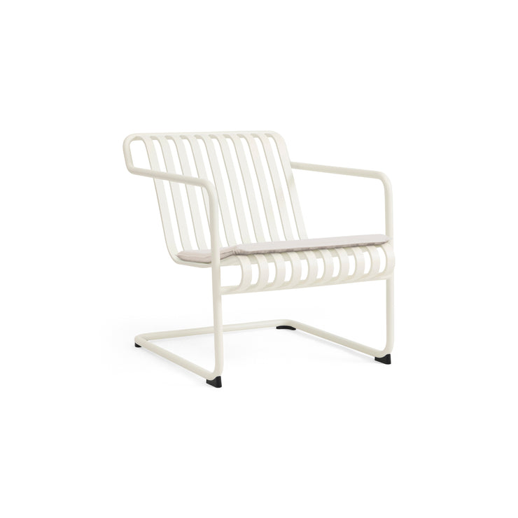 Loungestolen Palissade Cantilever Lounge Chair Low fra Hay i fargen Cream White / kremhvit
