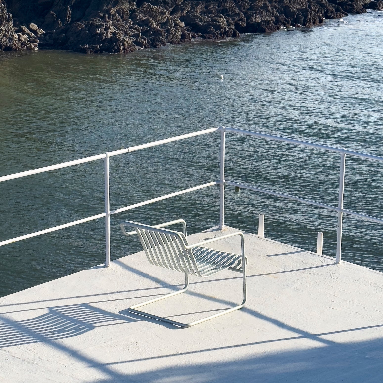 Loungestolen Palissade Cantilever Lounge Chair Low fra Hay i galvanisert versjon