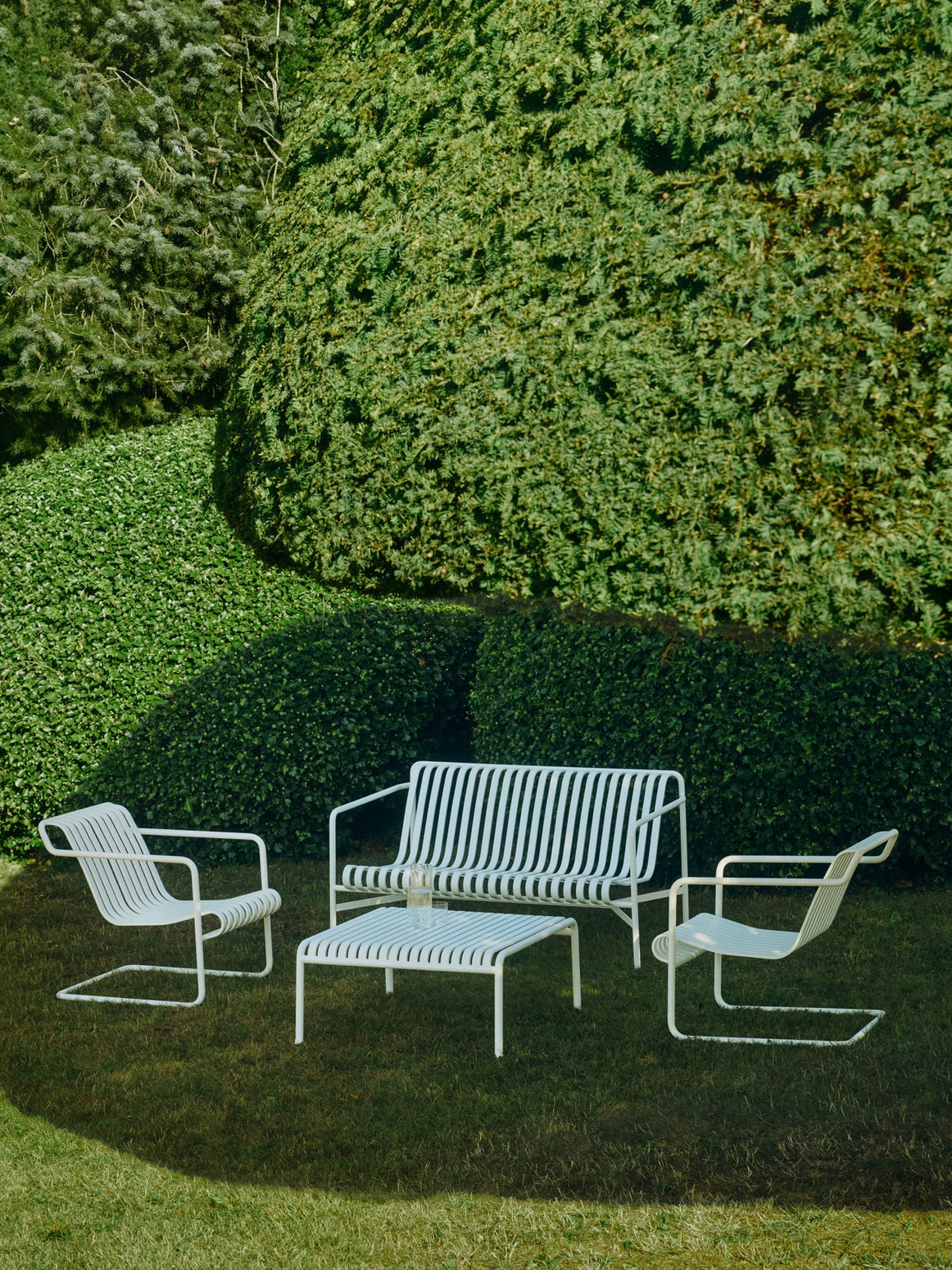 Dette er stilrene og robuste utemøbler som kan stå ute hele året, og som passer godt til norske forhold. Palissade er en moderne kolleksjon, designet av det franske brødreparet Ronan og Erwan Bouroullec for Hay. Palissade er designet for å passe inn i ulike miljøer – som hager, terrasser, balkonger, bakgårder og kafeer. Linjene er både stramme og og elegante på samme tid, og møblene er romslige og generøse uten å ta for mye plass.