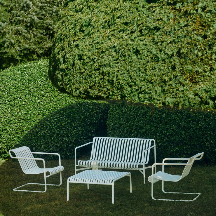 Dette er stilrene og robuste utemøbler som kan stå ute hele året, og som passer godt til norske forhold. Palissade er en moderne kolleksjon, designet av det franske brødreparet Ronan og Erwan Bouroullec for Hay. Palissade er designet for å passe inn i ulike miljøer – som hager, terrasser, balkonger, bakgårder og kafeer. Linjene er både stramme og og elegante på samme tid, og møblene er romslige og generøse uten å ta for mye plass.