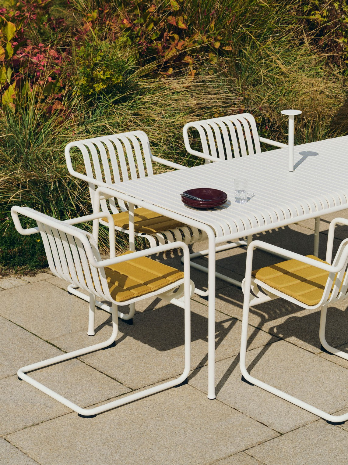 Sitteputene i Terrazza-serien fra Hay gir ekstra komfort og funksjonalitet til utemøblene i den populære serien Palissade fra Hay, men er også superfine til andre utemøbler! 