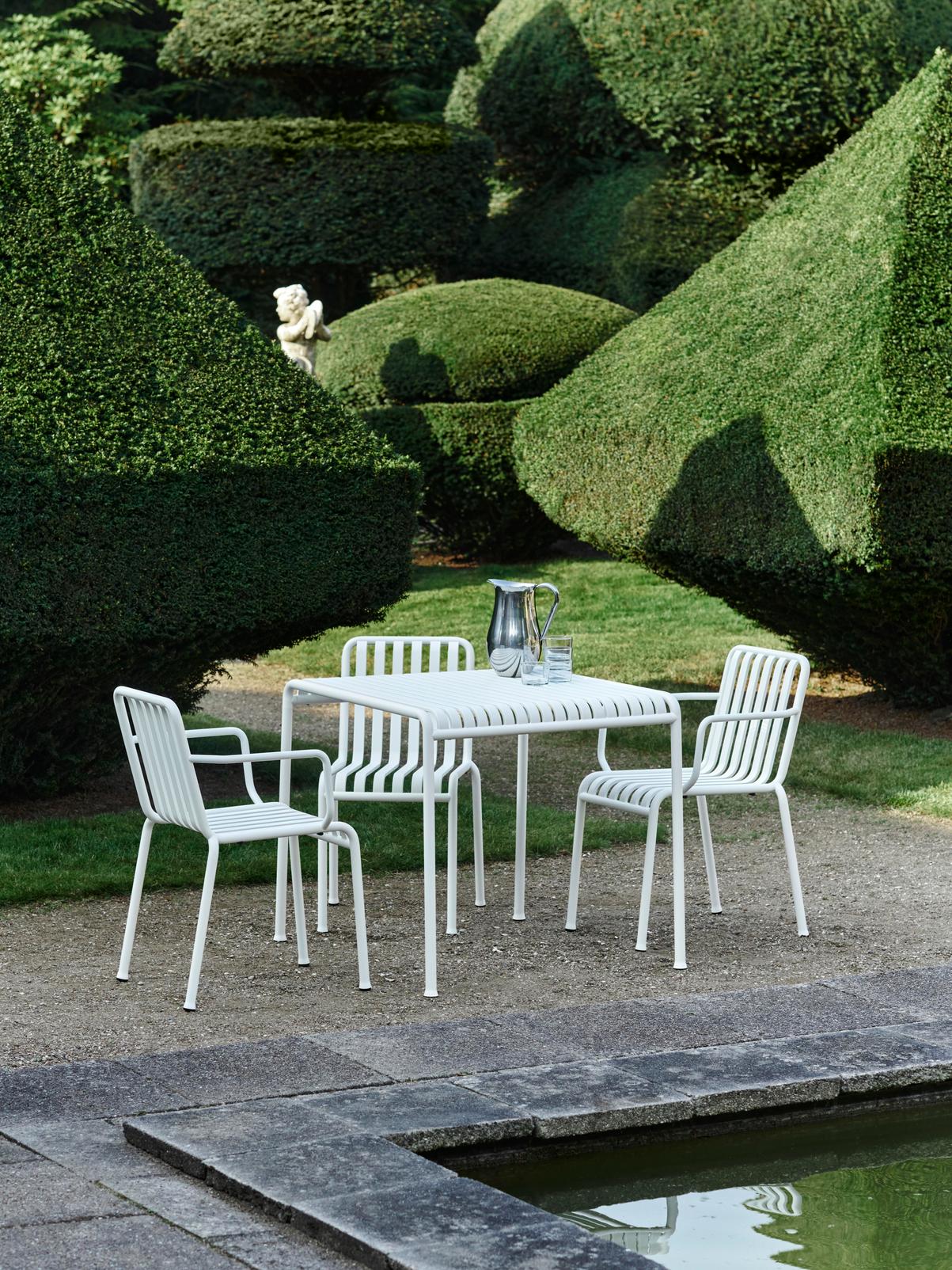 Spisestolen Palissade Armchair og spisestolen Palissade Chair (uten armlene) far Hay i fargen Cream White