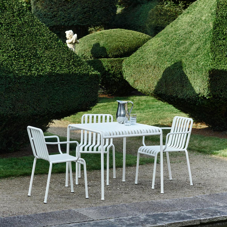 Spisestolen Palissade Armchair og spisestolen Palissade Chair (uten armlene) far Hay i fargen Cream White