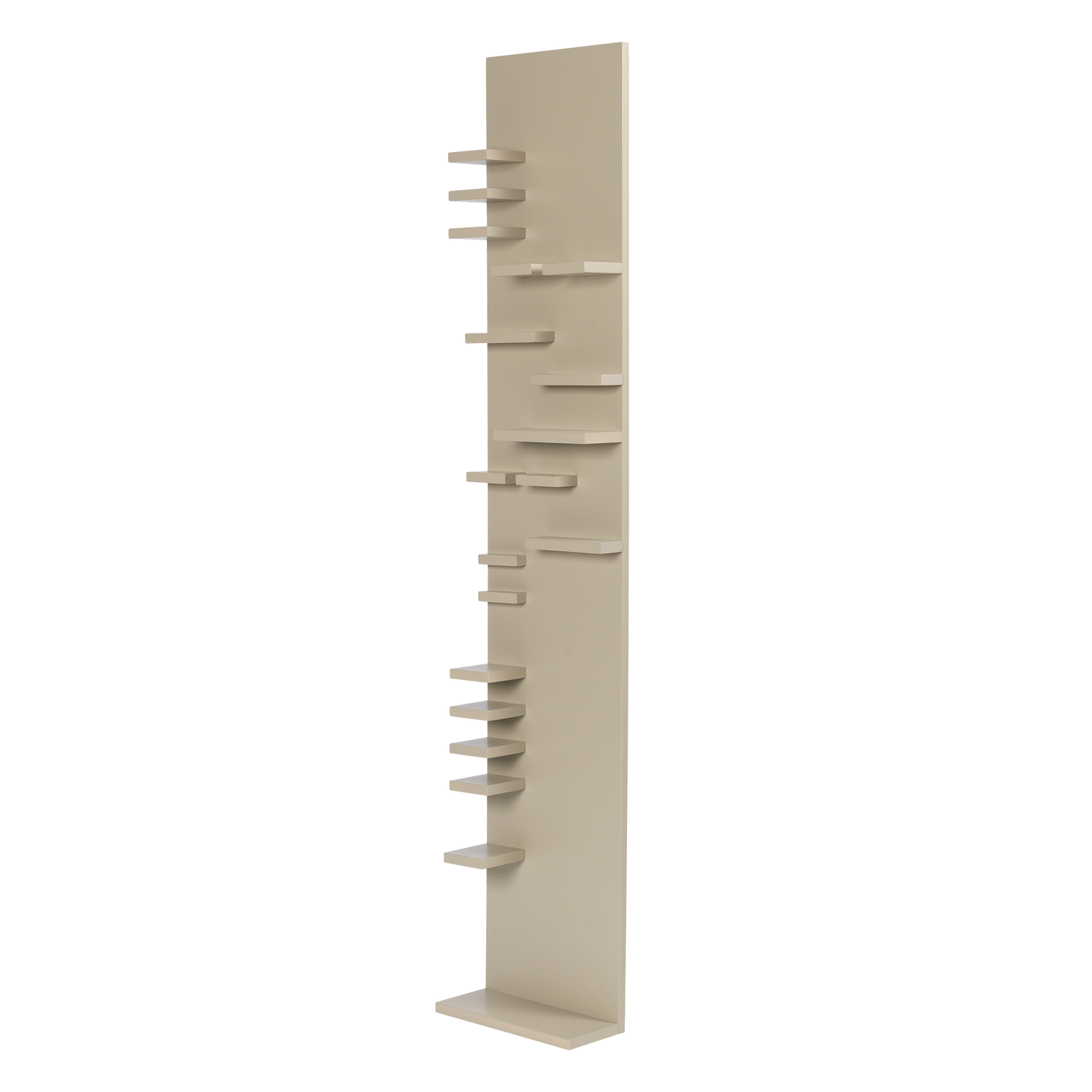 Hyllen Parade Shelf fra Ferm Living er laget i malt, FSCTM-sertifisert MDF og kommer i fargen Cashmere, en vakker gråbeige farge.