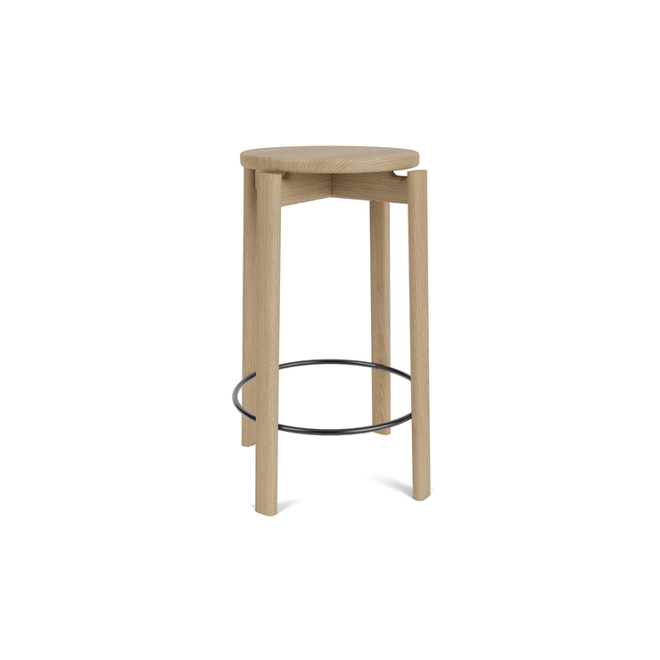 Barkrakk Passage Counter Stool fra Audo Copenhagen i eik med svart fotstøtte.