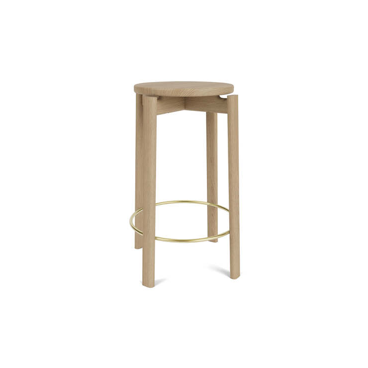 Barkrakk Passage Counter Stool fra Audo Copenhagen i eik med messingfarget fotstøtte.
