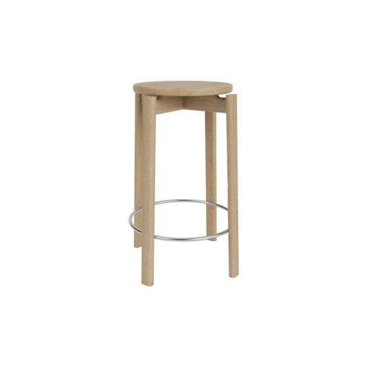 Barkrakk Passage Counter Stool fra Audo Copenhagen i massiv eik med krombelagt fotstøtte. Counter Stool er 65 cm høy og passer perfekt til de fleste norske kjøkkenbenker!
