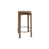 Barkrakk Passage Counter Stool fra Audo Copenhagen i valnøtt med svart fotstøtte.