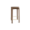 Barkrakk Passage Counter Stool fra Audo Copenhagen i valnøtt med messingfarget fotstøtte.