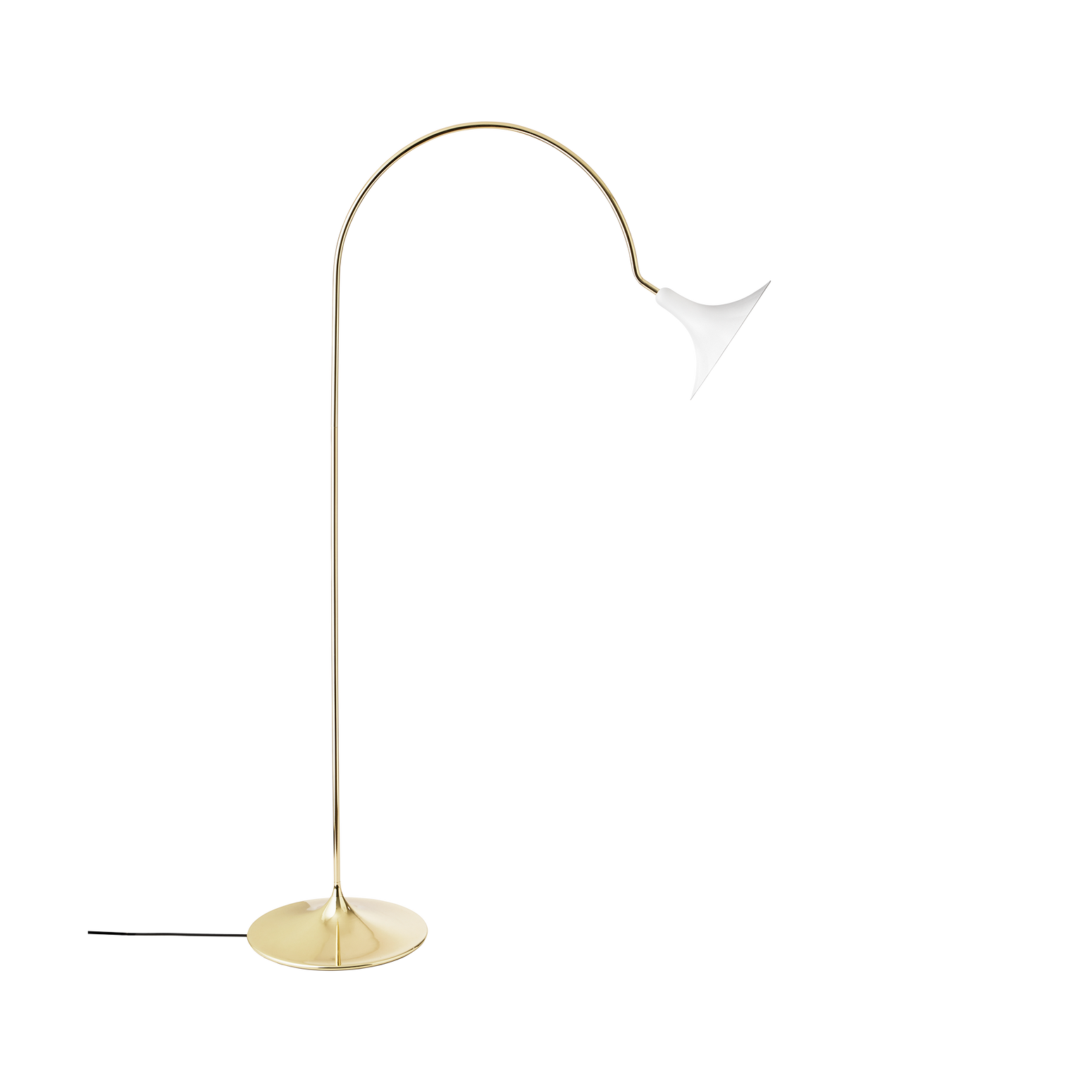 Den dekorative gulvlampen Petalii fra Nuura med blomsterformet skjerm og lampefot i polert messingfinish tilfører innredningen en dose romantikk og sprer et mykt og behagelig lys.
