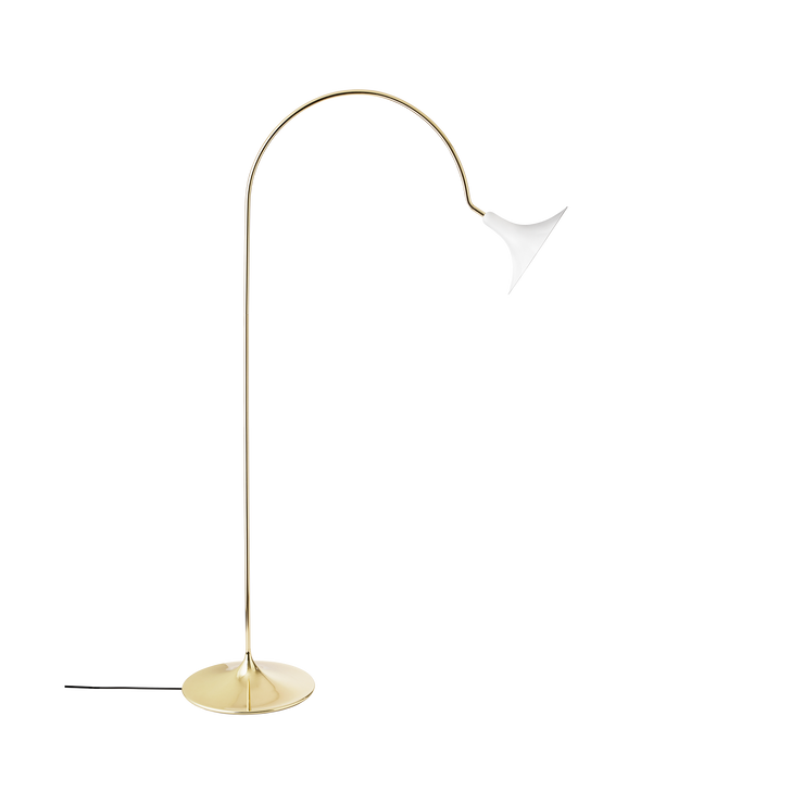 Den dekorative gulvlampen Petalii fra Nuura med blomsterformet skjerm og lampefot i polert messingfinish tilfører innredningen en dose romantikk og sprer et mykt og behagelig lys.