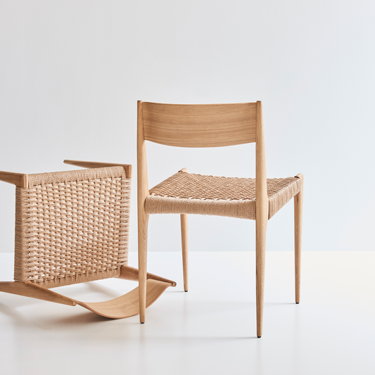 Den ikoniske spisestolen Pia Chair fra dk3, formgitt av den anerkjente danske møbeldesigneren Poul Cadovius i 1959, ble designet etter et ønske om å skape en lettere og nettere variant av spisestolene som ellers ble produsert i Mid Century Modern-perioden. 
