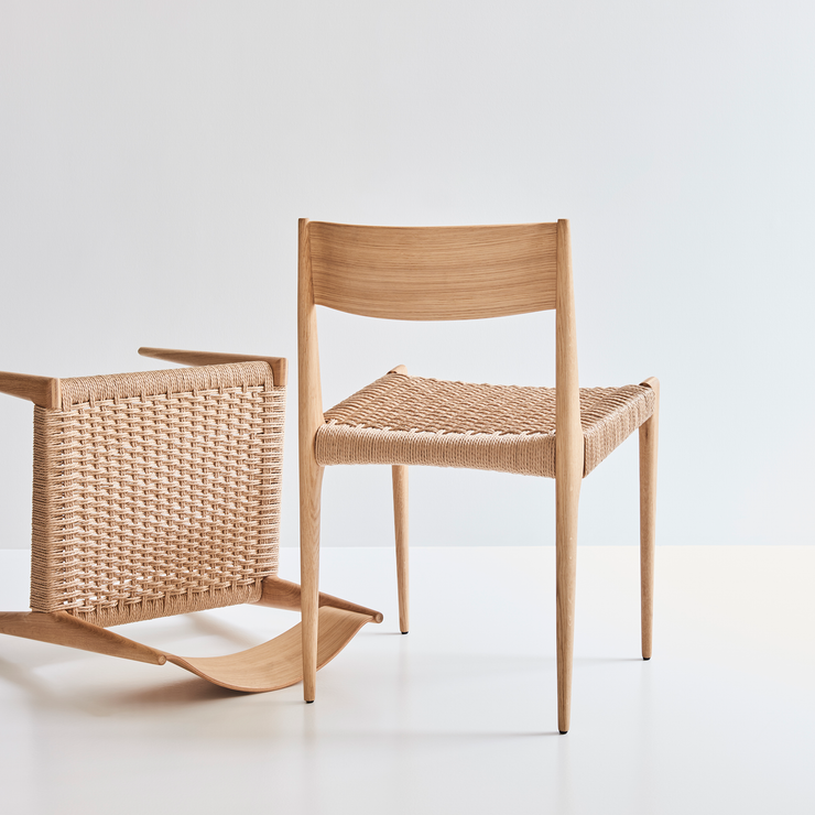 Den ikoniske spisestolen Pia Chair fra dk3, formgitt av den anerkjente danske møbeldesigneren Poul Cadovius i 1959, ble designet etter et ønske om å skape en lettere og nettere variant av spisestolene som ellers ble produsert i Mid Century Modern-perioden. 